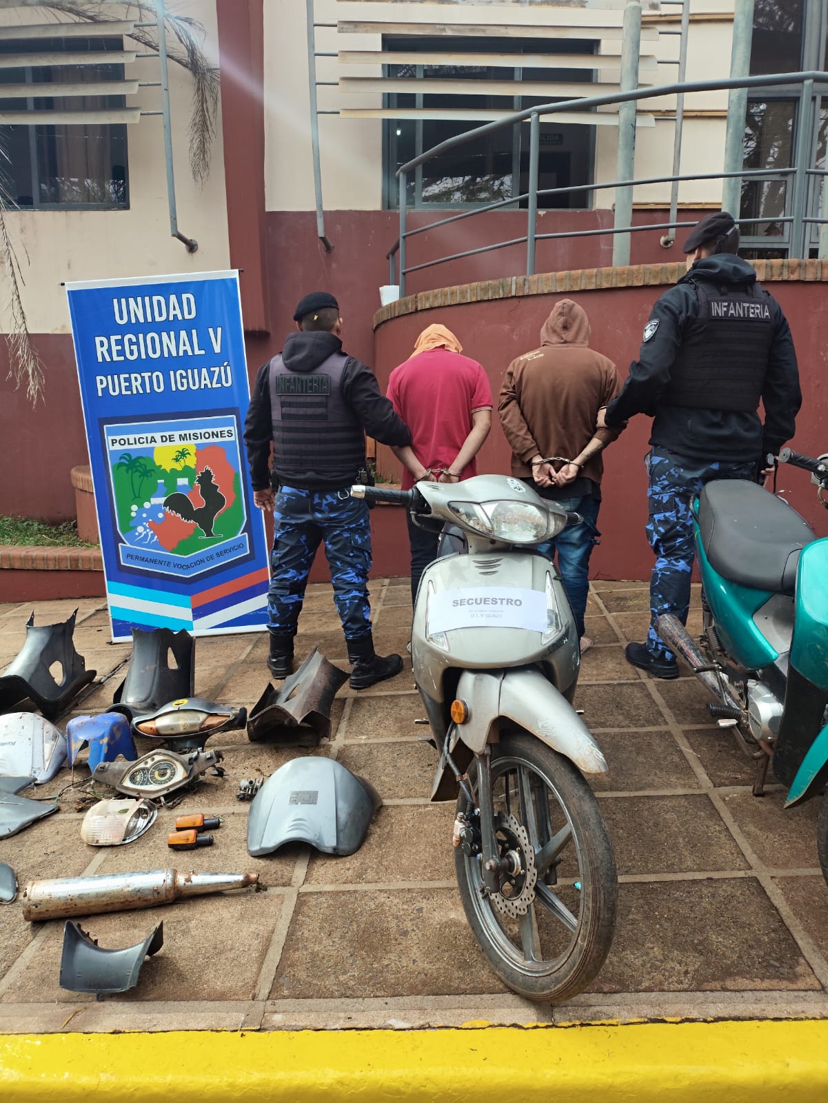 Atraparon en Iguazú dos hombres acusados de integrar una red de robo y desguace de motos - Imagen 2